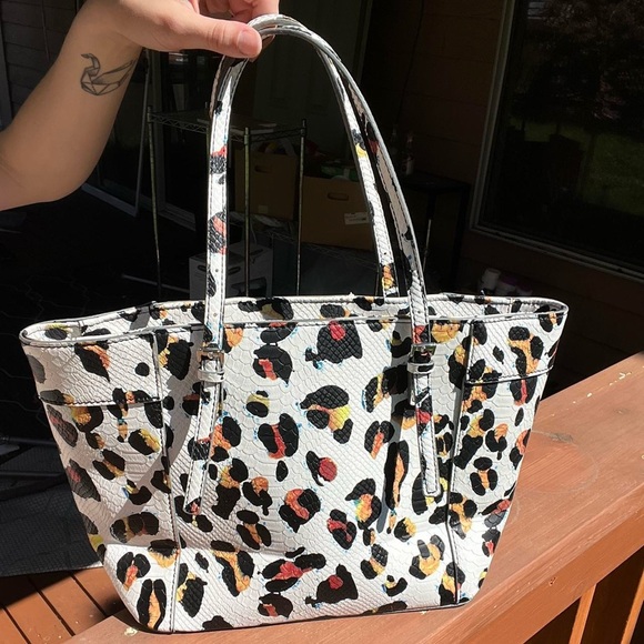 Guess Delaney Tote Purse White Leopard Print - Picture 2 of 8